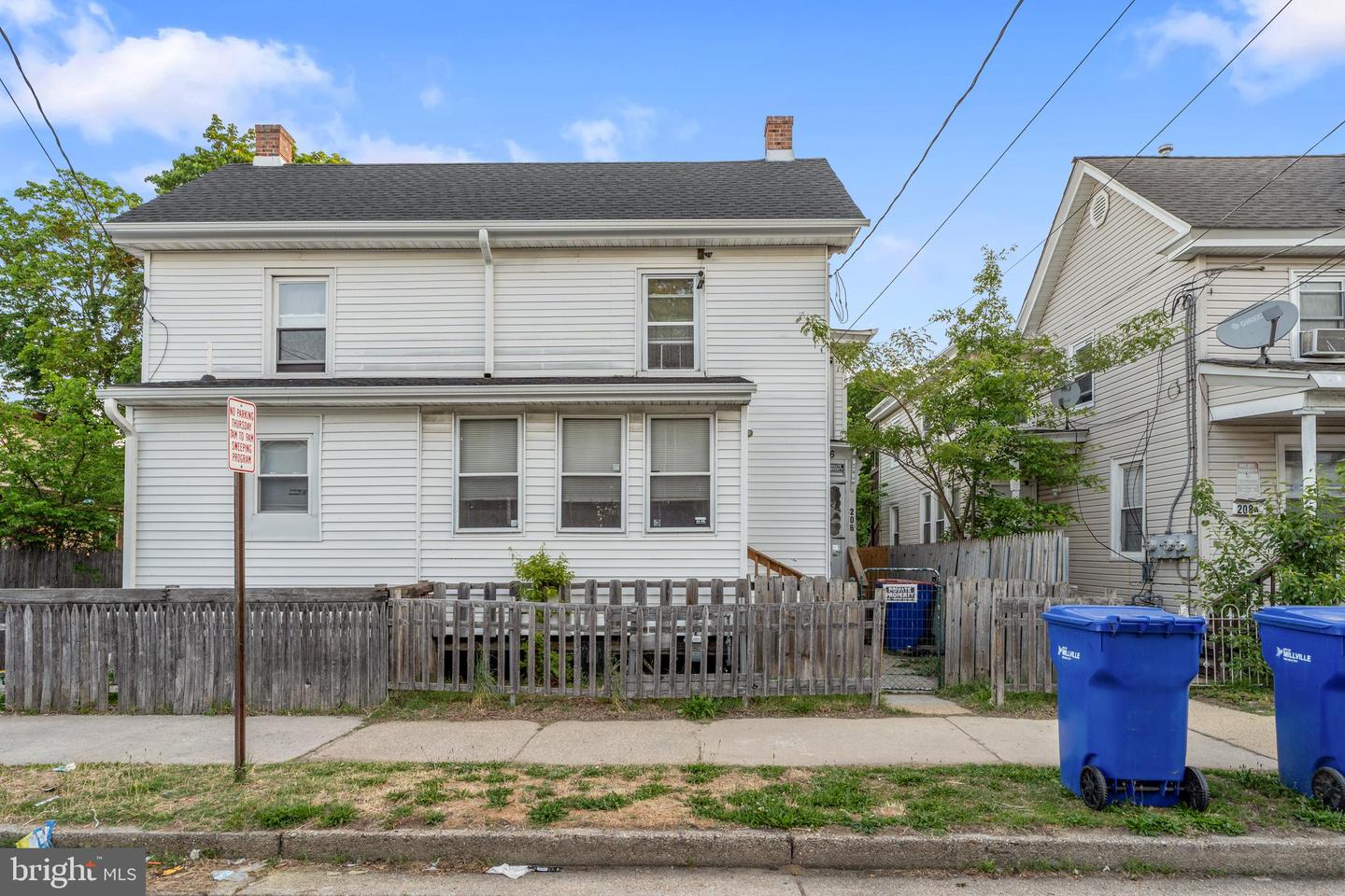 206 E Oak St E E Property Photo 2