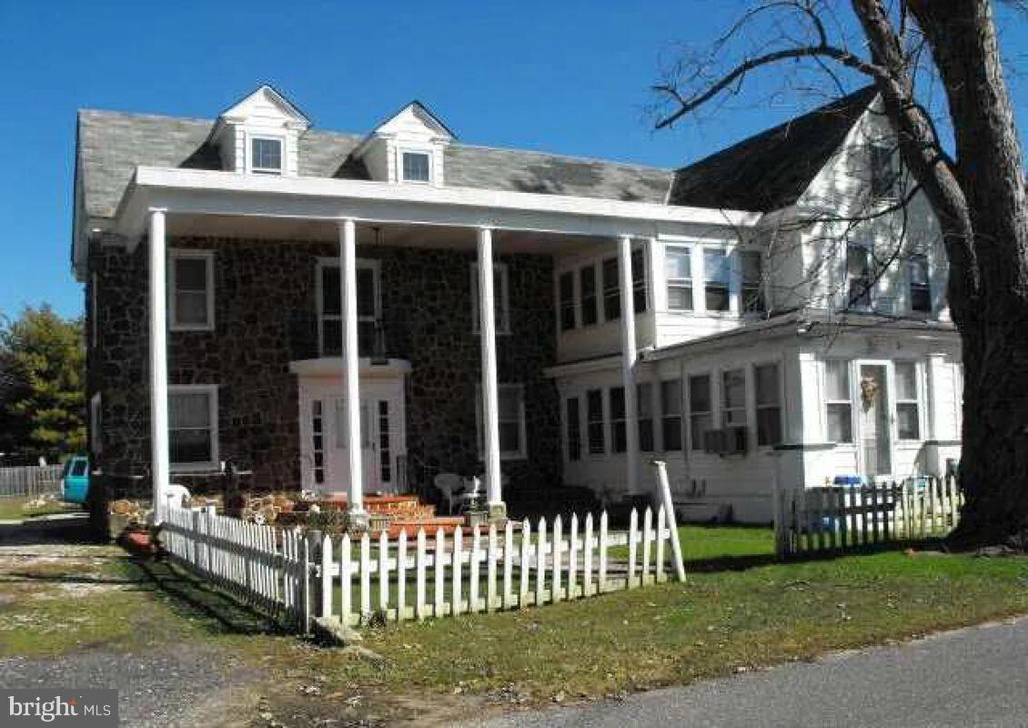 4 Ward Ave Property Photo 1