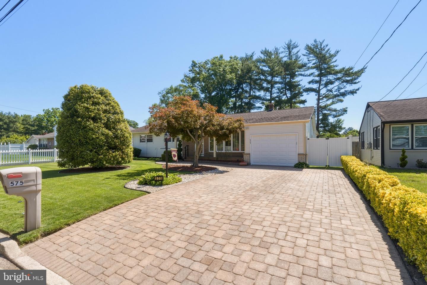 575 ROYAL DR Property Photo 1