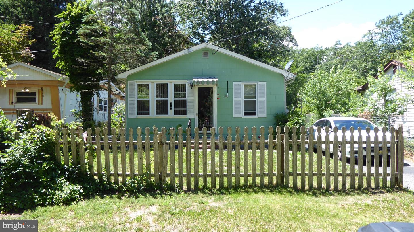 217 ROBIN RD Property Photo 1