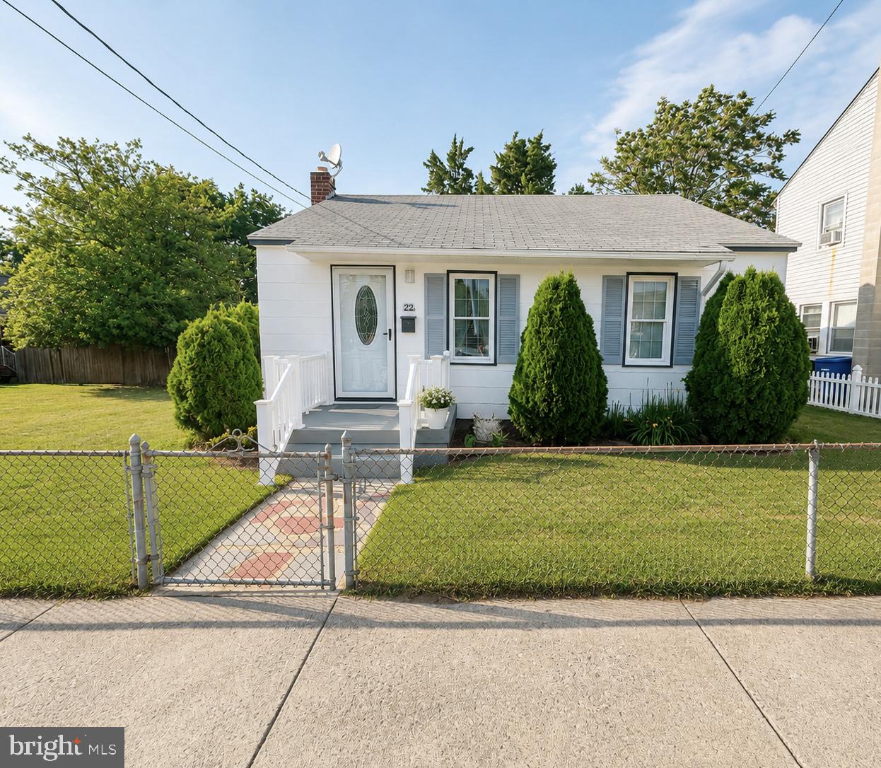 22 W OAK ST W Property Photo 1