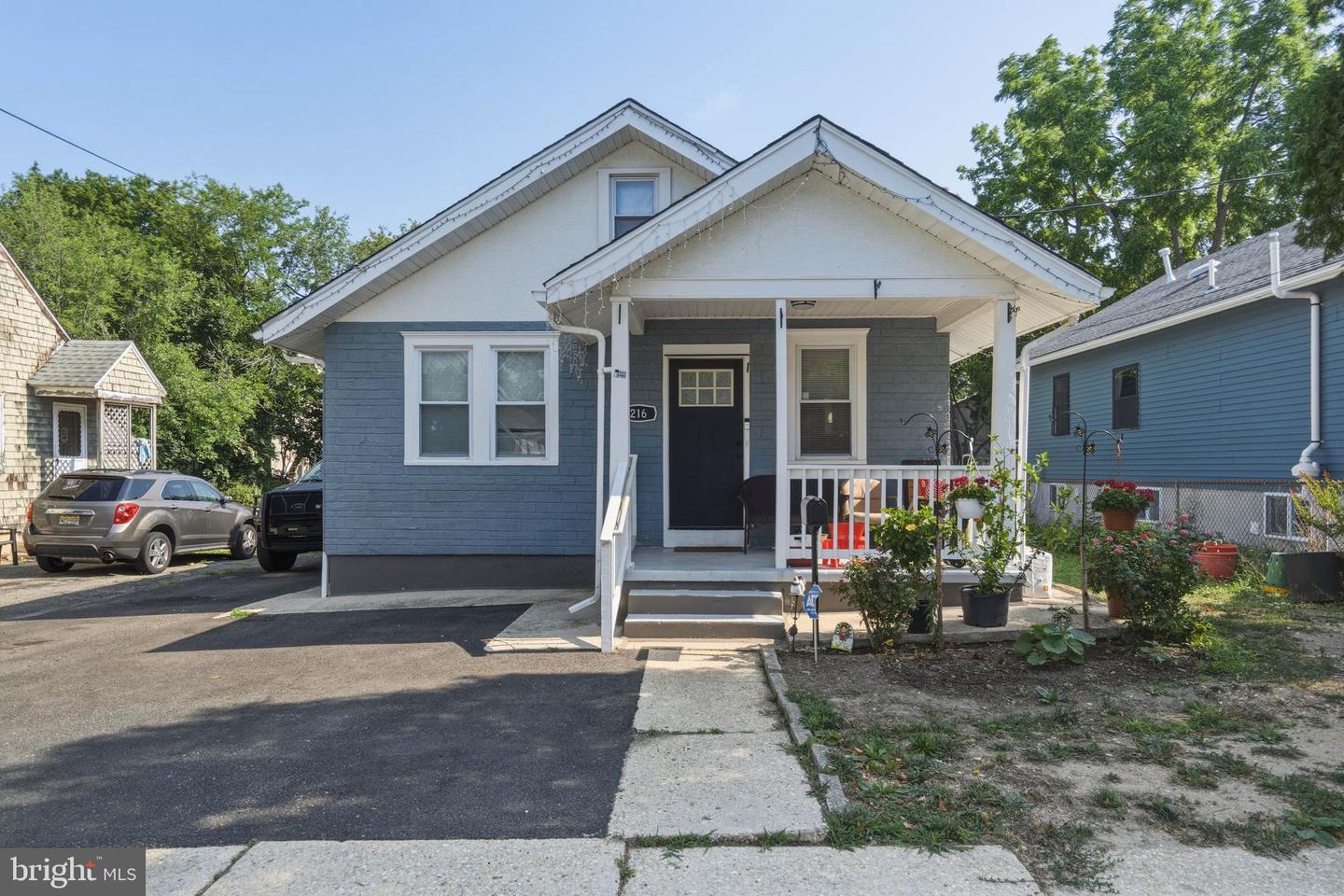 216 W MONTROSE ST