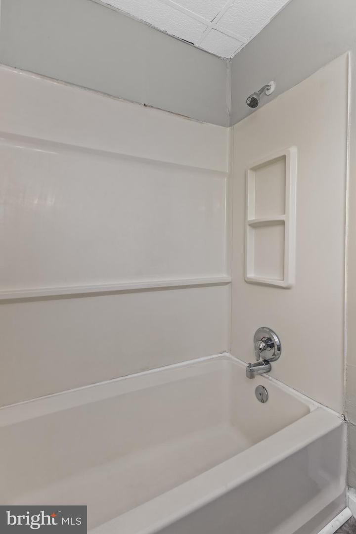 606 E Mulberry St Property Photo 18
