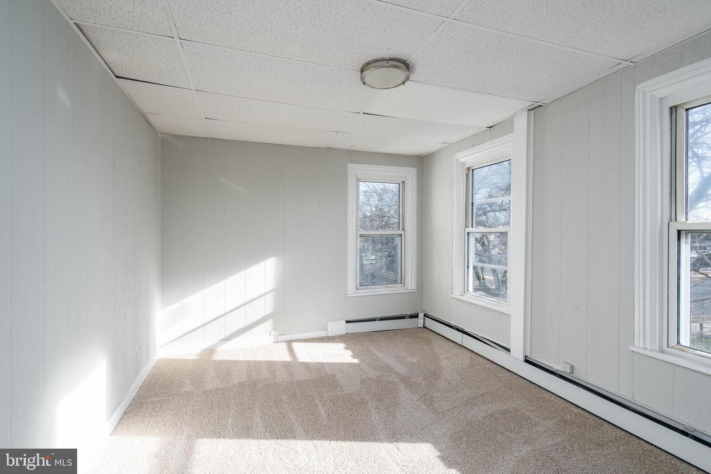 515 E Oak St Property Photo 16
