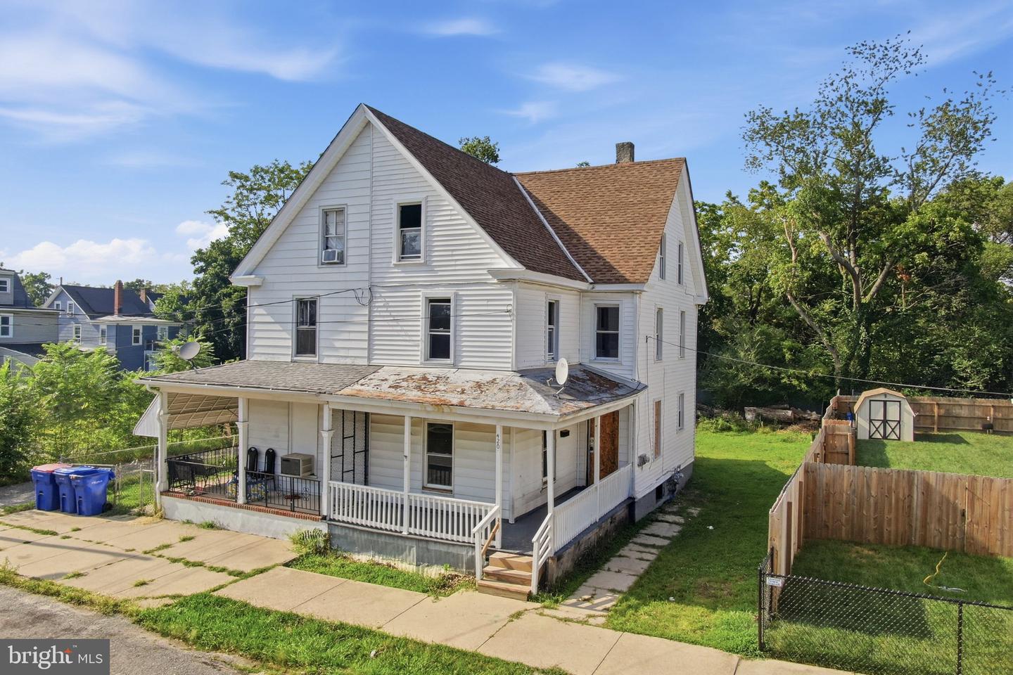 420 Oak St E Property Photo 1