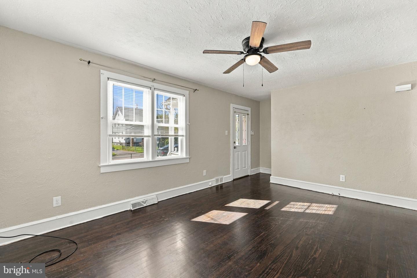 741 S East Ave Property Photo 4