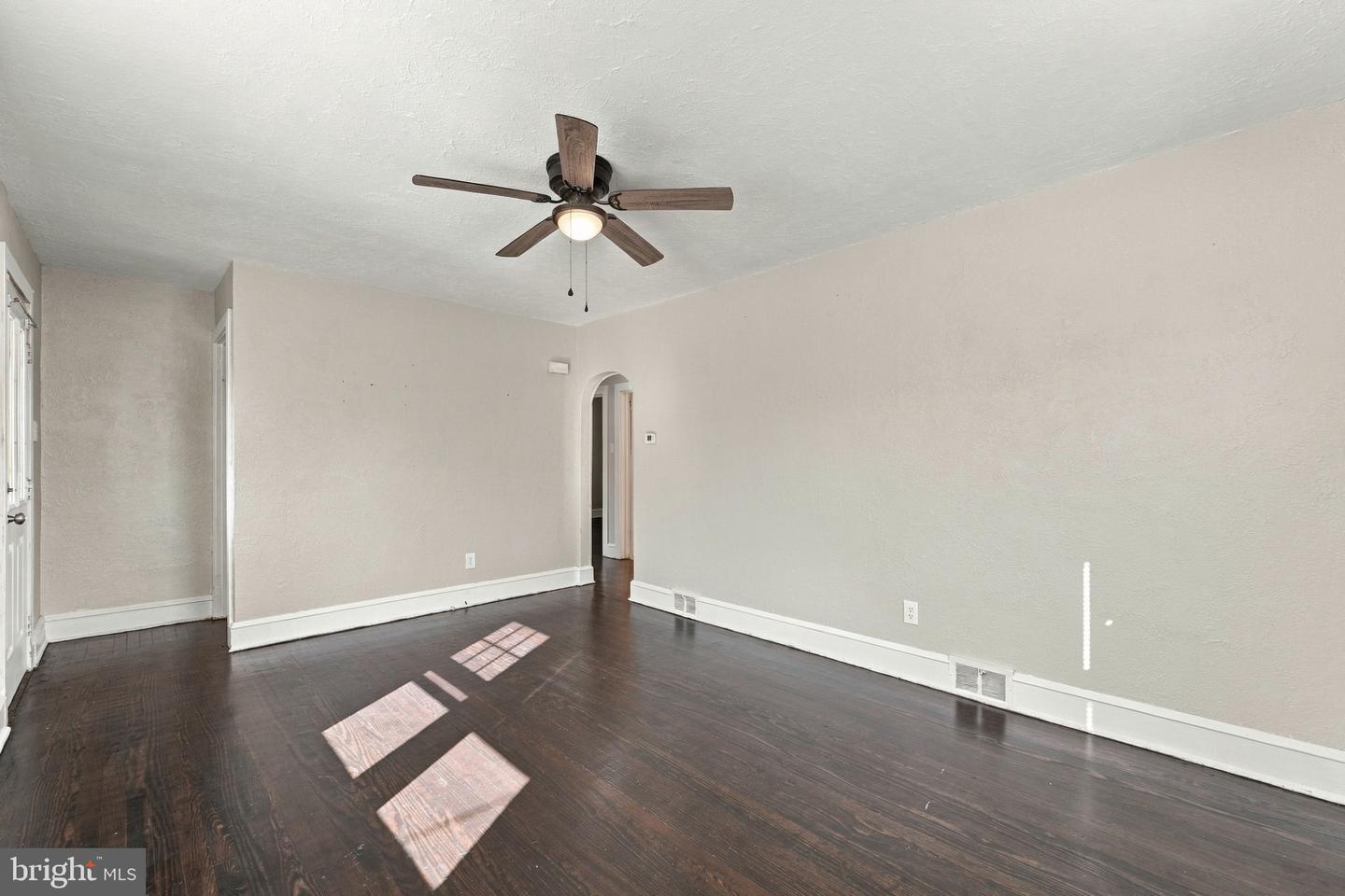 741 S East Ave Property Photo 6