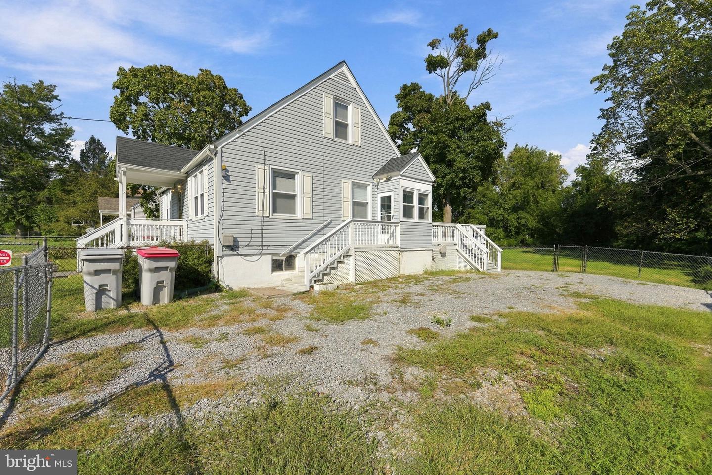 741 S East Ave Property Photo 15