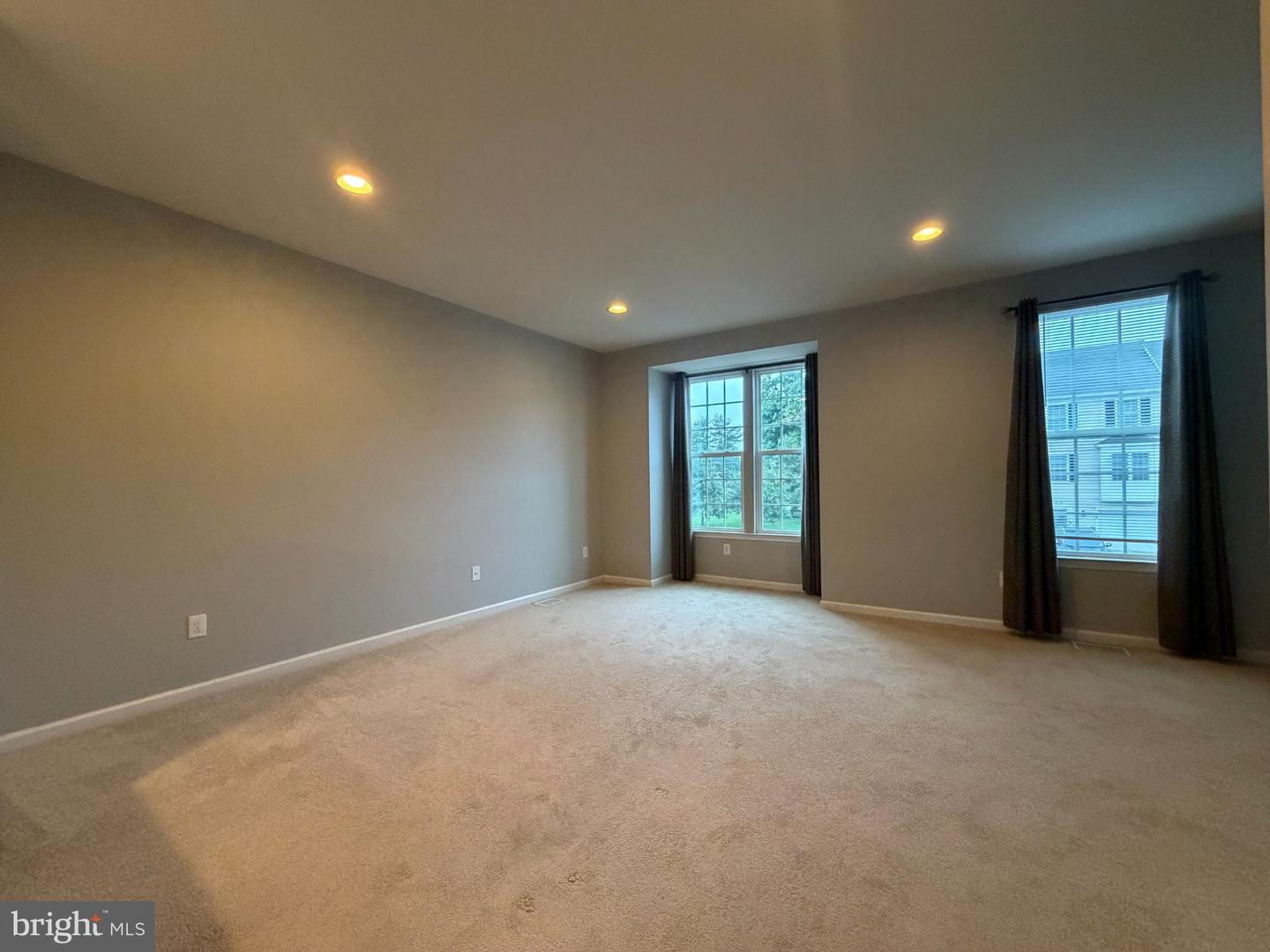 2102 E Oak Rd #n6 Property Photo 4