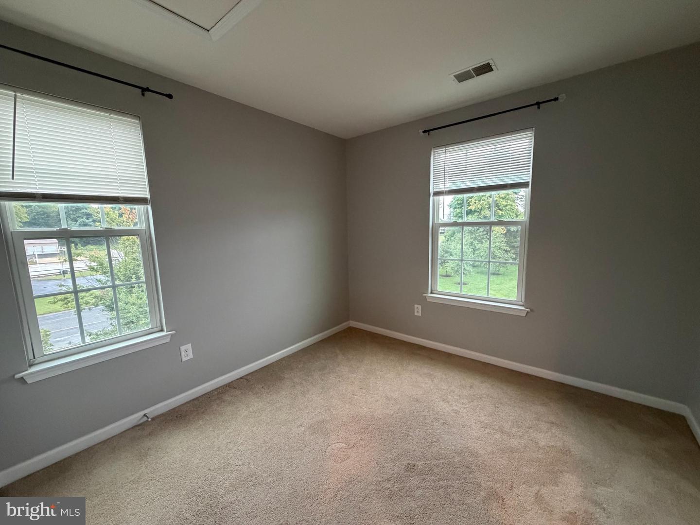2102 E Oak Rd #n6 Property Photo 10