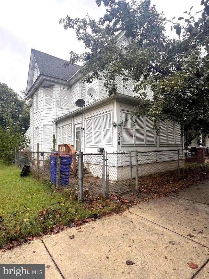 308 E Broad St Property Photo 1