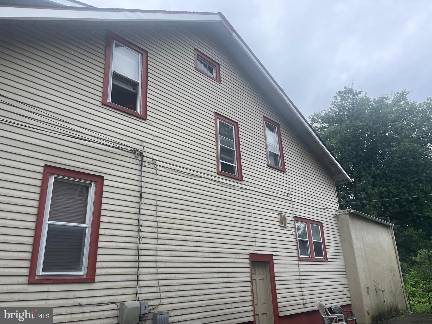 219 Evergreen Ave Property Photo 8