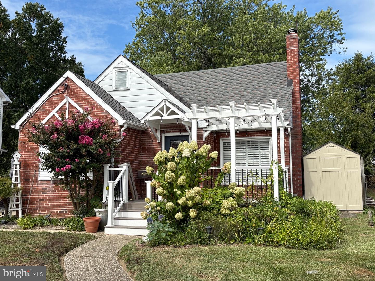 539 W Kings Hwy Property Photo 1