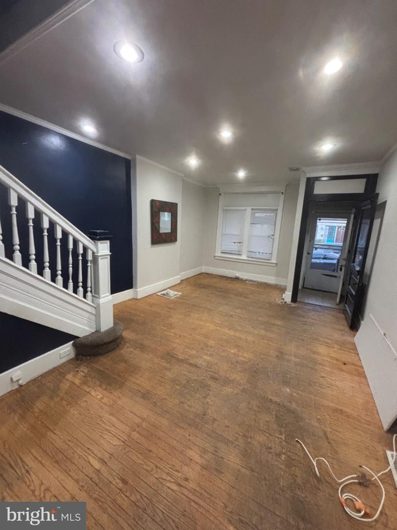 1261 Kenwood Ave Property Photo 3