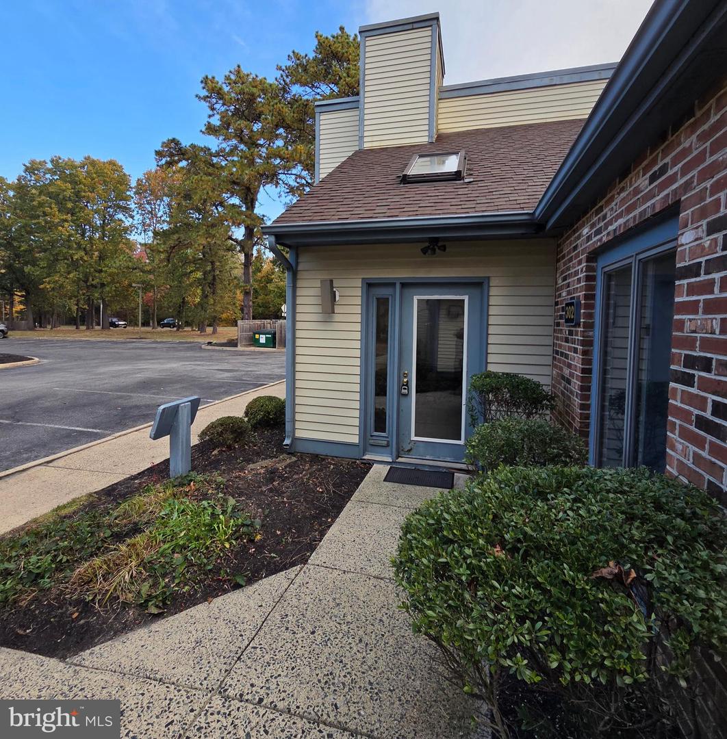 146 Lakeview Dr S #302 Property Photo 2