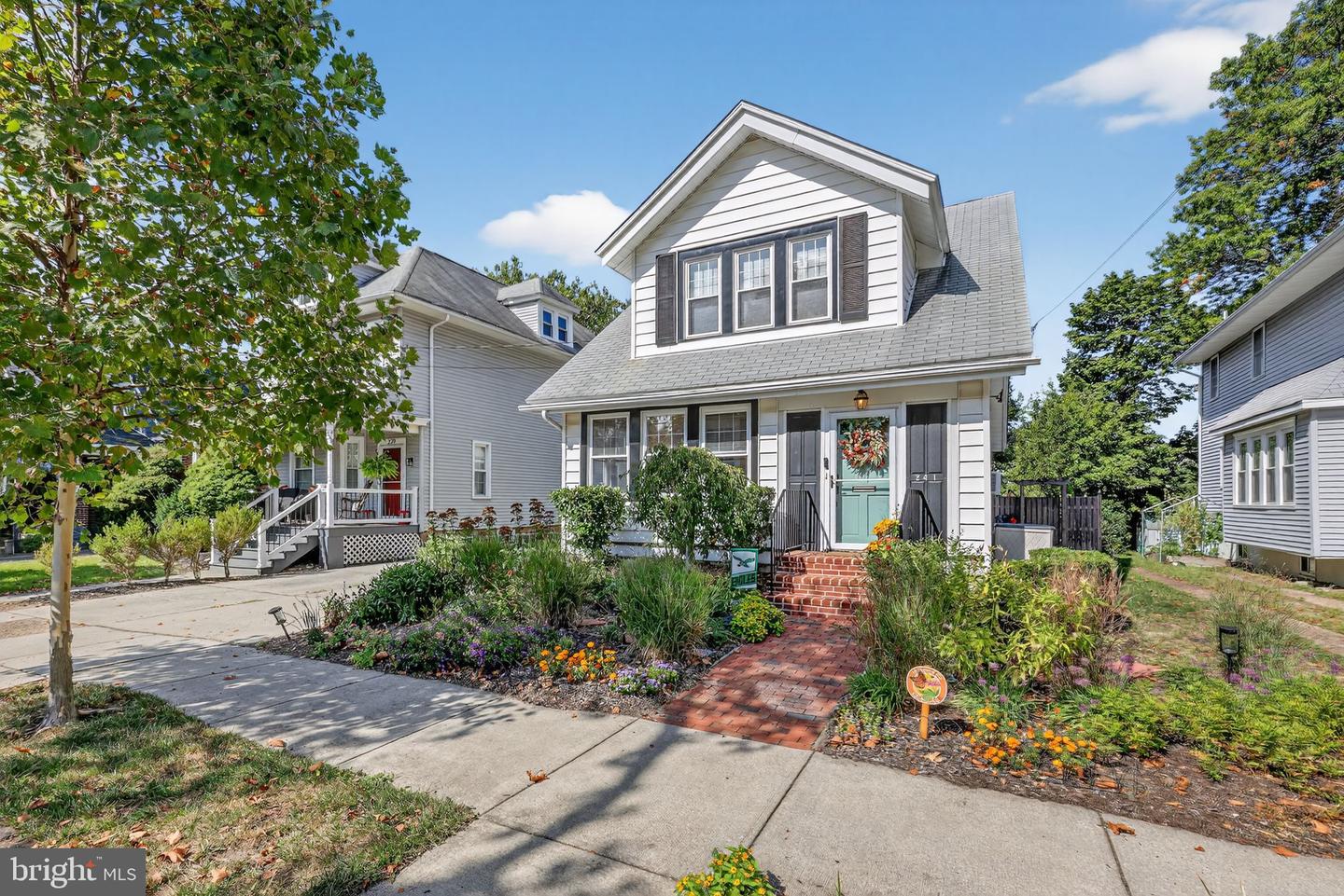 241 E Knight Ave Property Photo 1