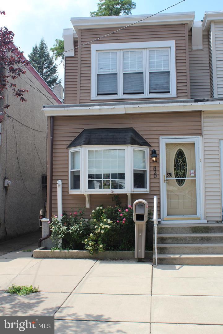 820 Division St Property Photo 1