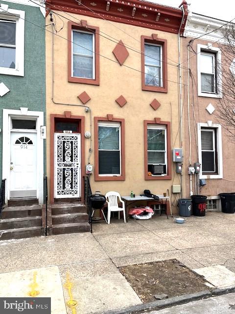 912 Point St Property Photo 1