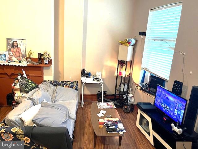 912 Point St Property Photo 6