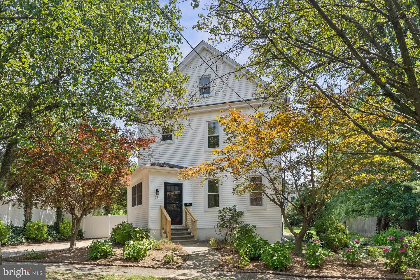 16 W Greenwood Ave Property Photo 1