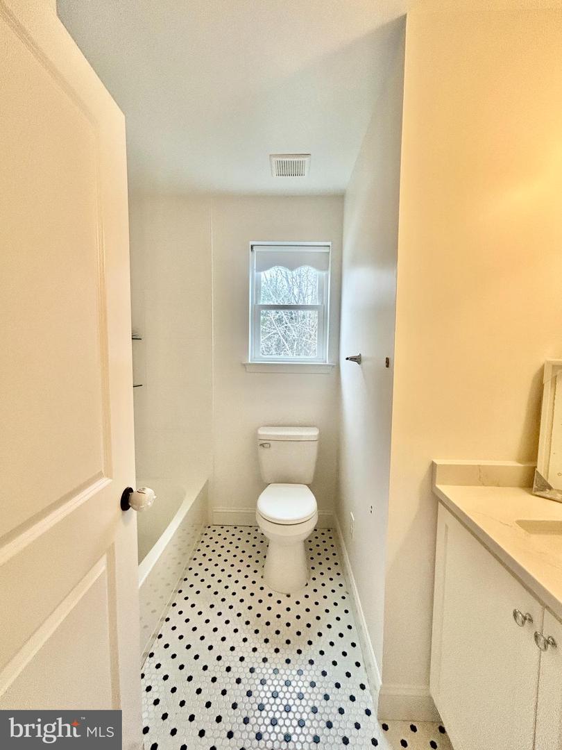 442 Waterfords Edge Ct Property Photo 28