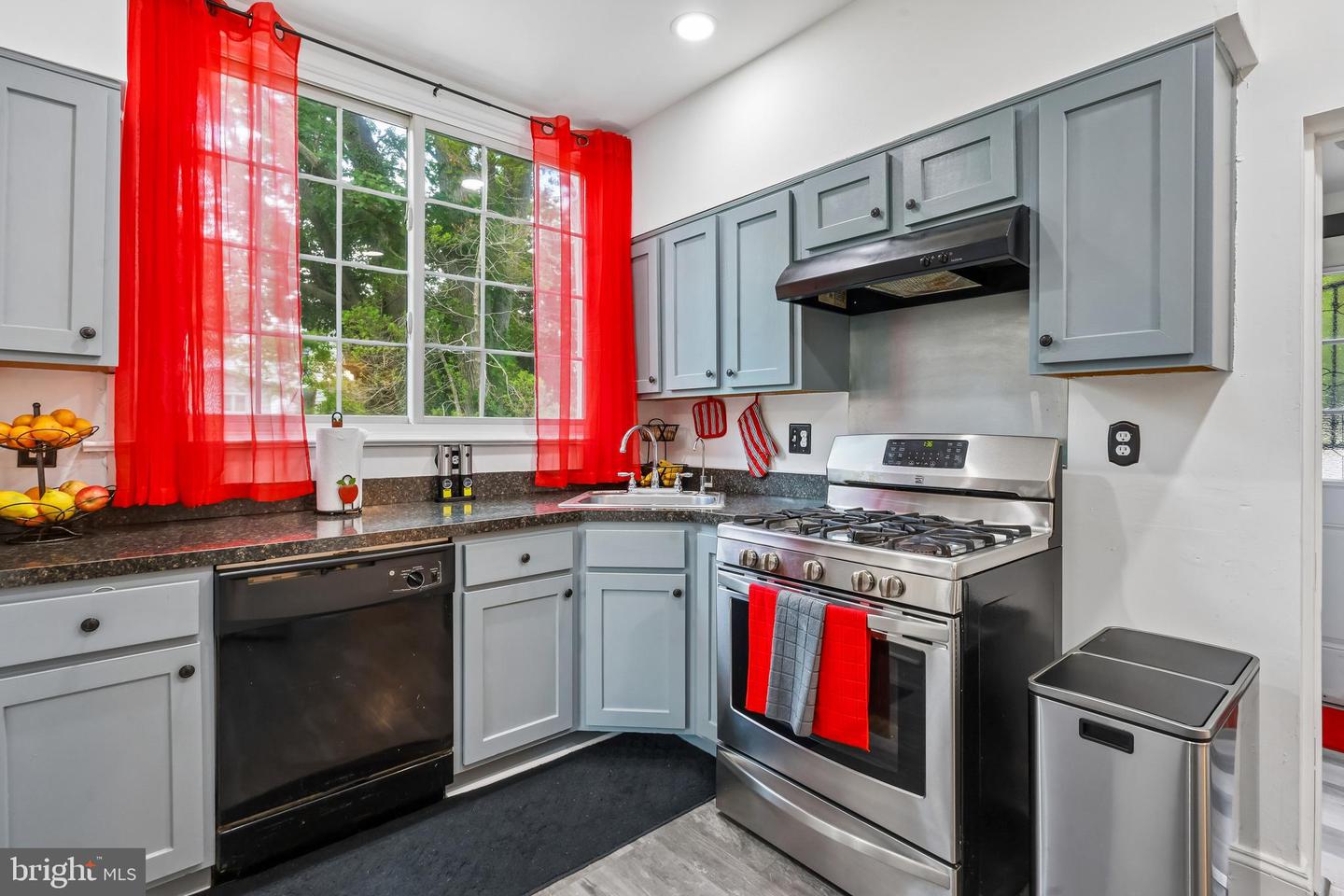 3022 Penn St Property Photo 5