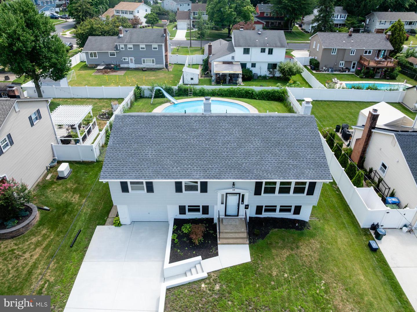 10 Cobblestone Rd Property Photo 1