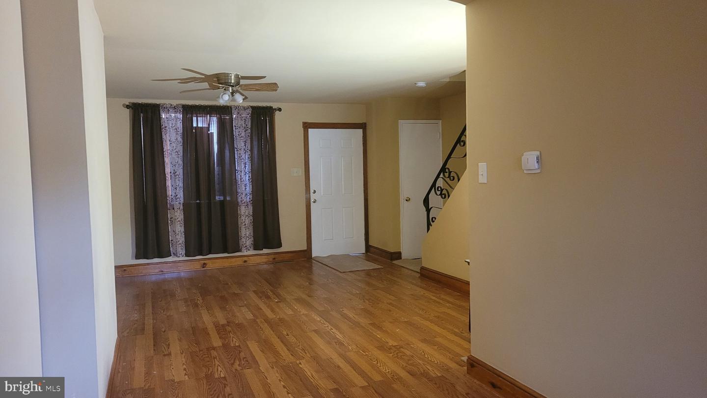 1055 Kenwood Ave Property Photo 2