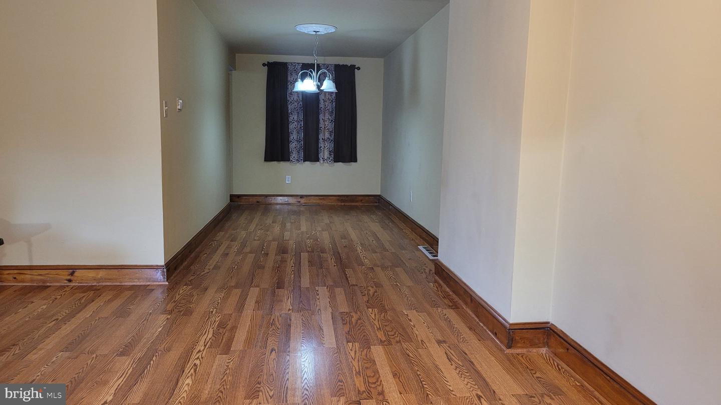 1055 Kenwood Ave Property Photo 3