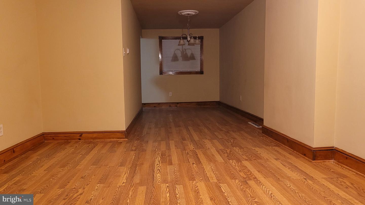 1055 Kenwood Ave Property Photo 10