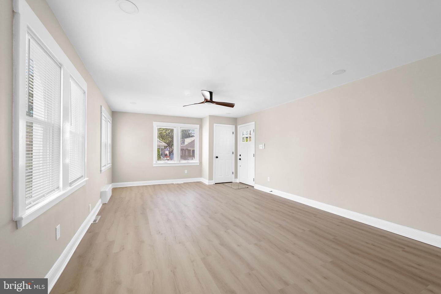 122 E Park Ave Property Photo 12