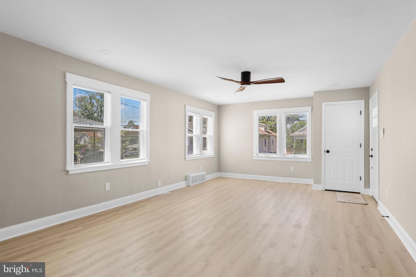 122 E Park Ave Property Photo 16