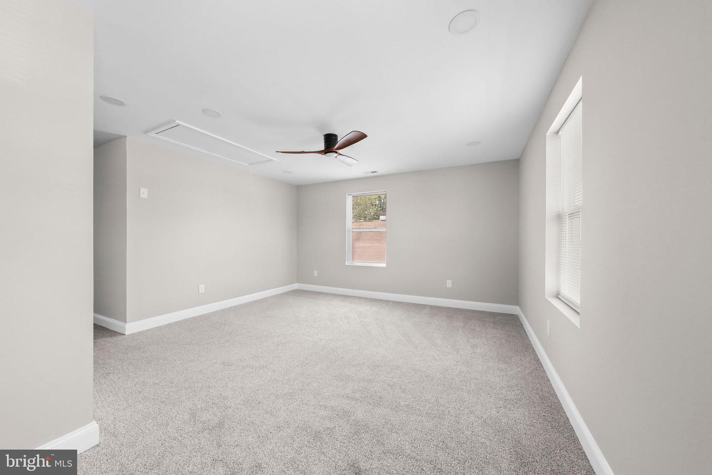 122 E Park Ave Property Photo 23