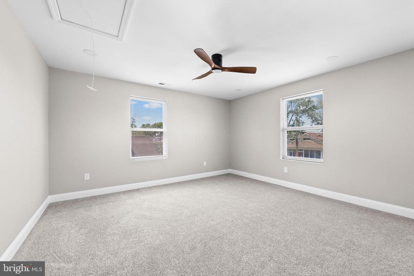 122 E Park Ave Property Photo 24