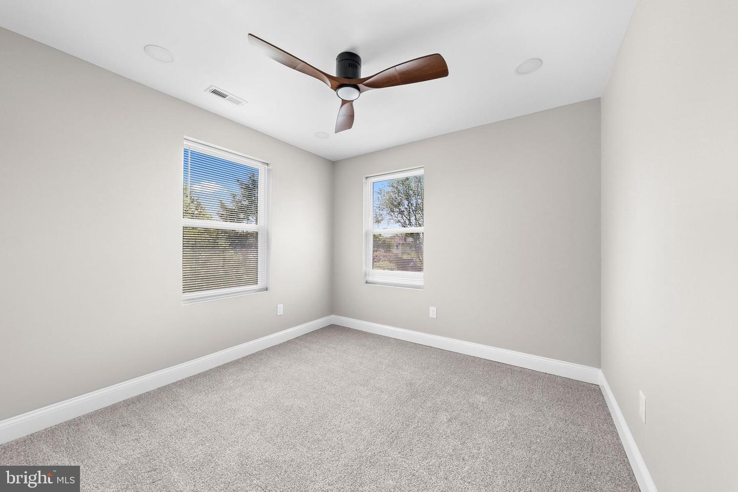 122 E Park Ave Property Photo 30