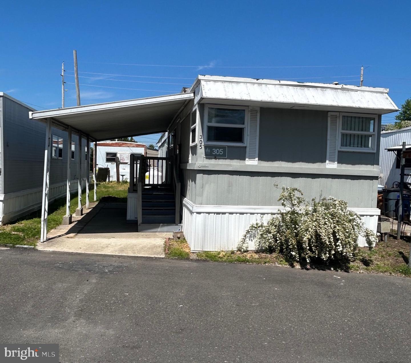 305 Barwood Ave. Property Photo 1