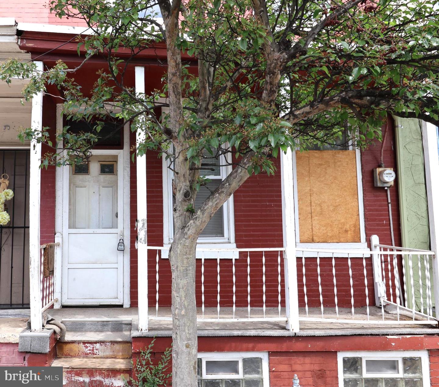 573 Line St Property Photo 1