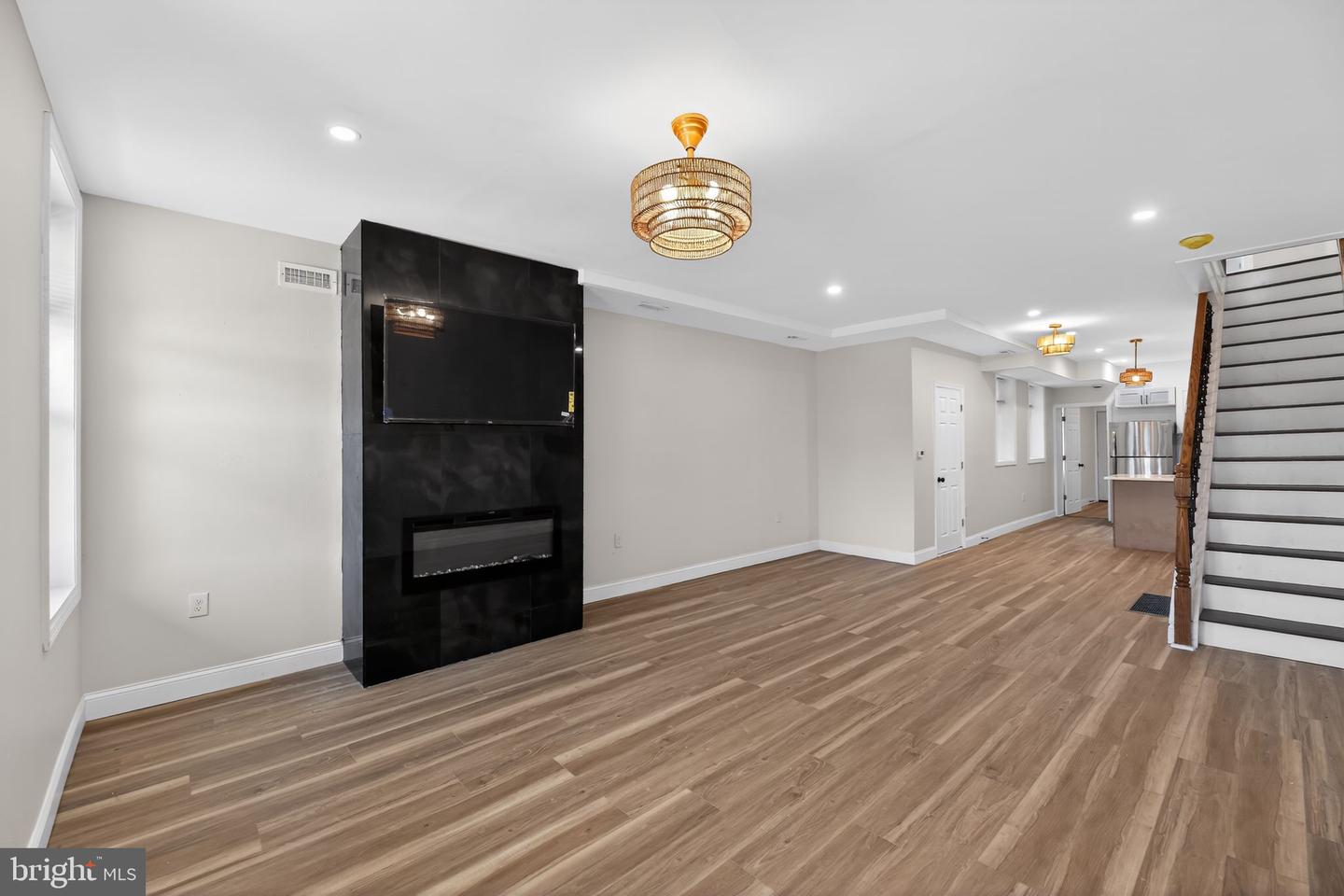 413 Elm St Property Photo 5