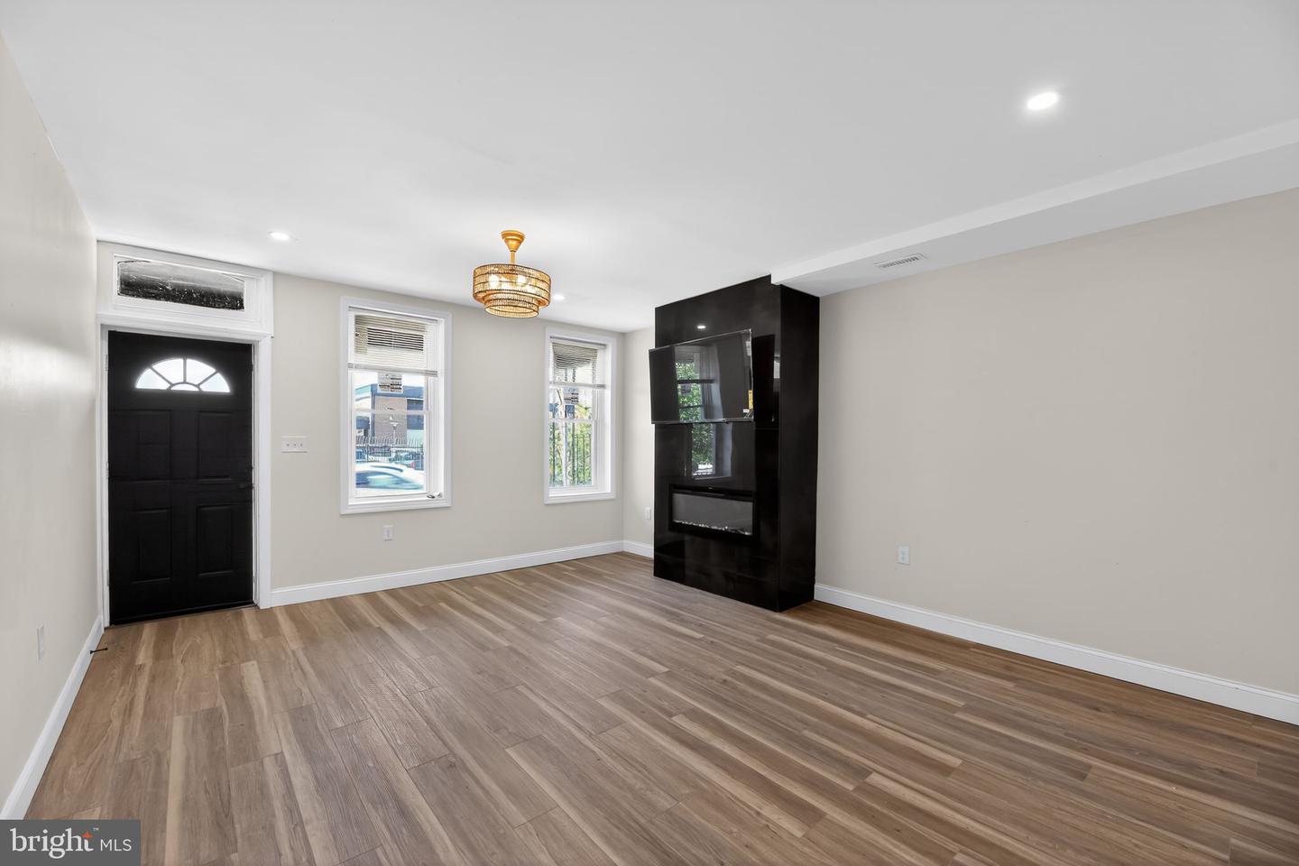 413 Elm St Property Photo 6