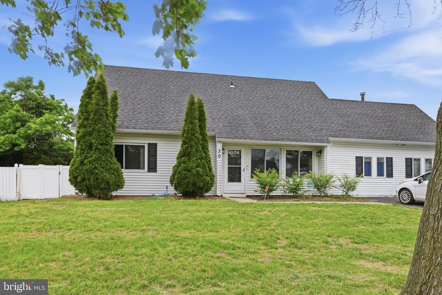 30 PERSHING LN