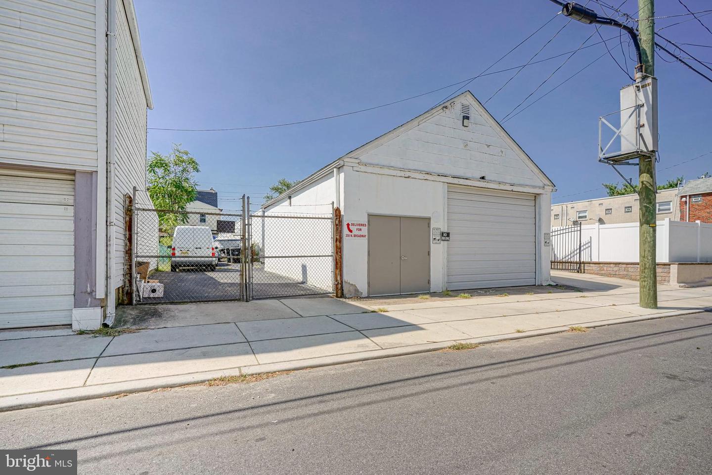 208 N Broadway Property Photo 3