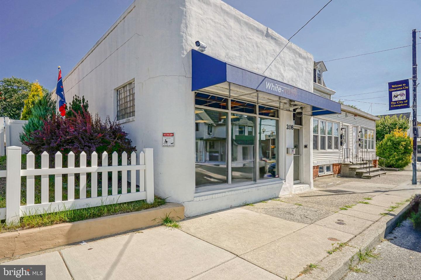 208 N Broadway Property Photo 5
