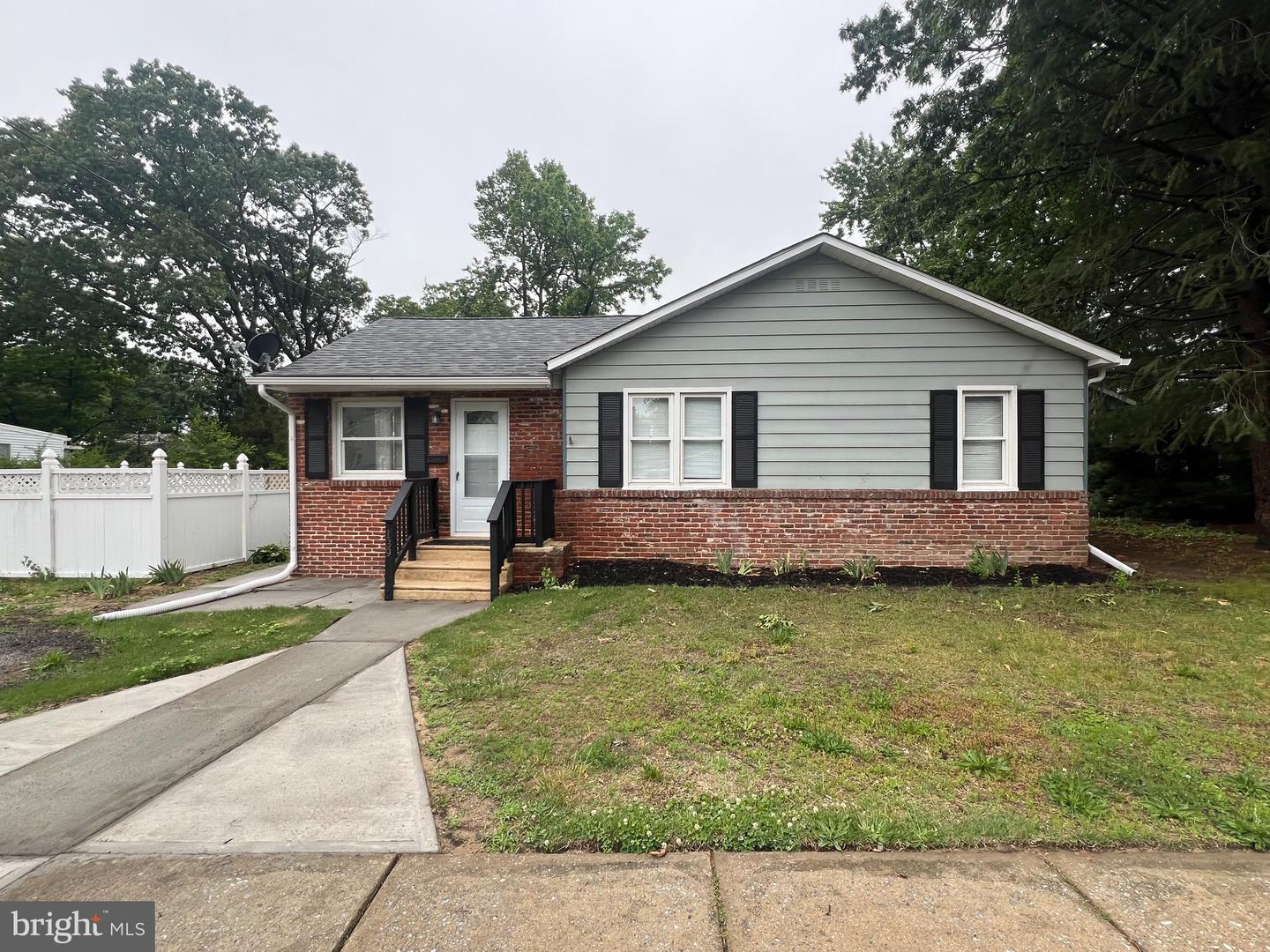 139 OAK AVE Property Photo 1