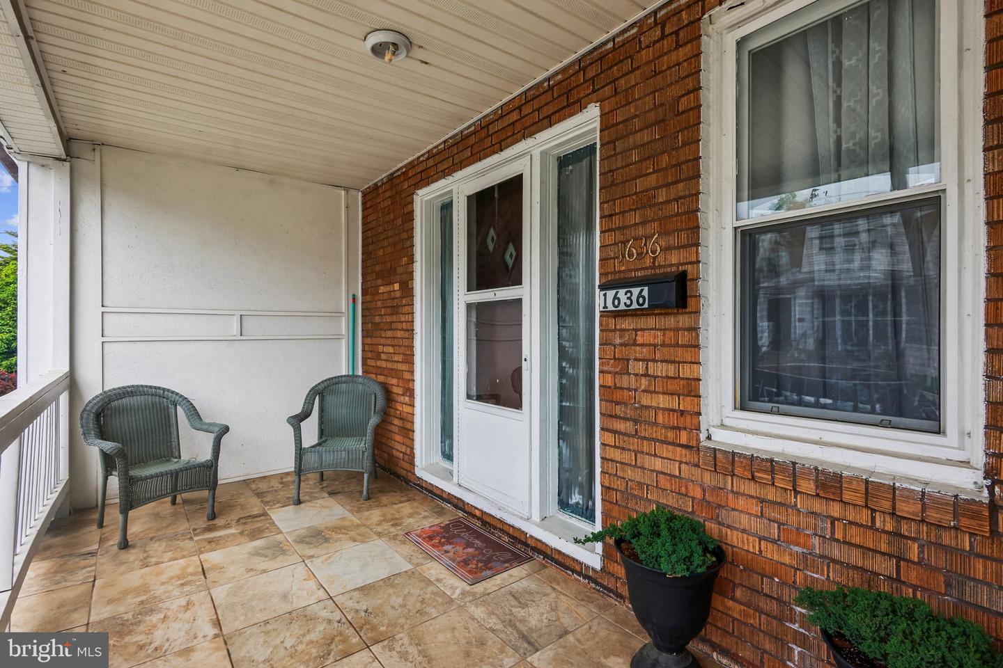 1636 Crosslynne Ave Property Photo 2