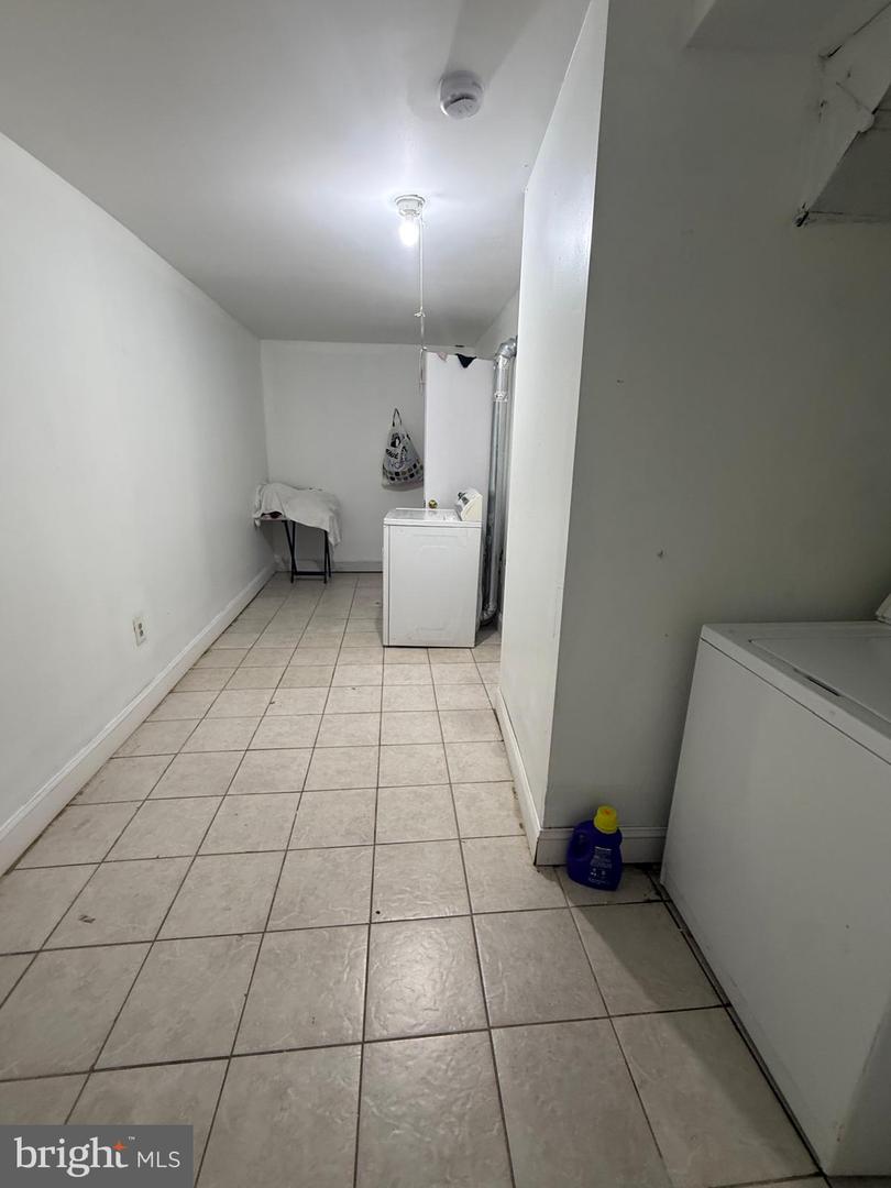 1056 Everett St Property Photo 13