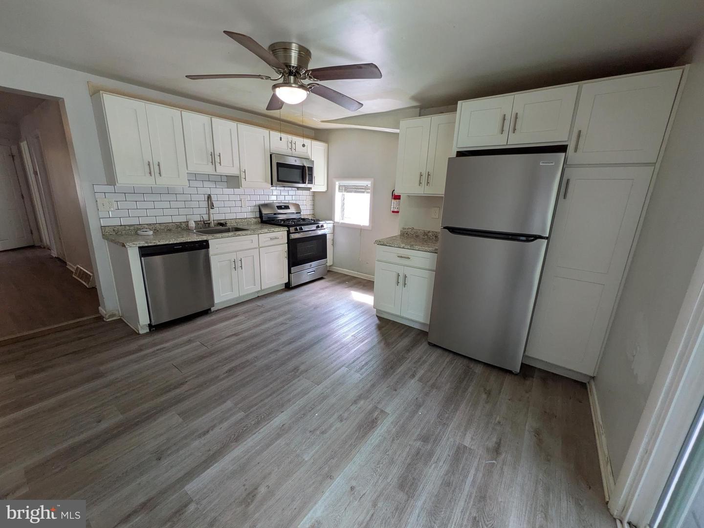 860 Velde Ave Property Photo 3