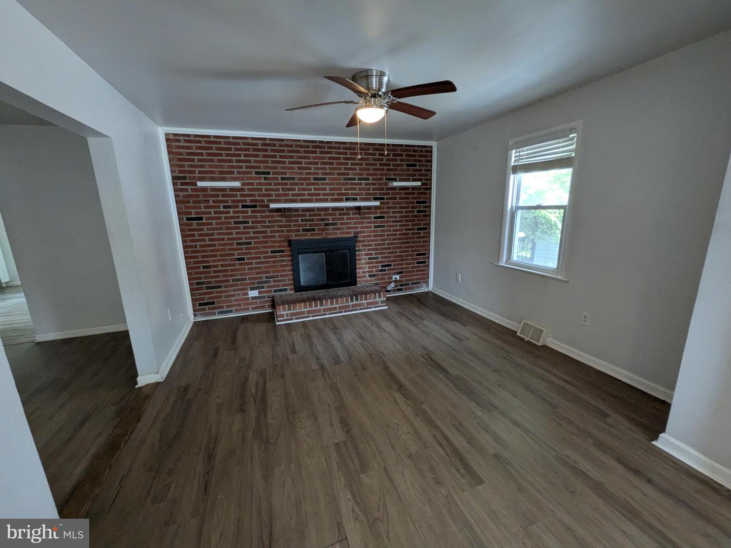 860 Velde Ave Property Photo 4
