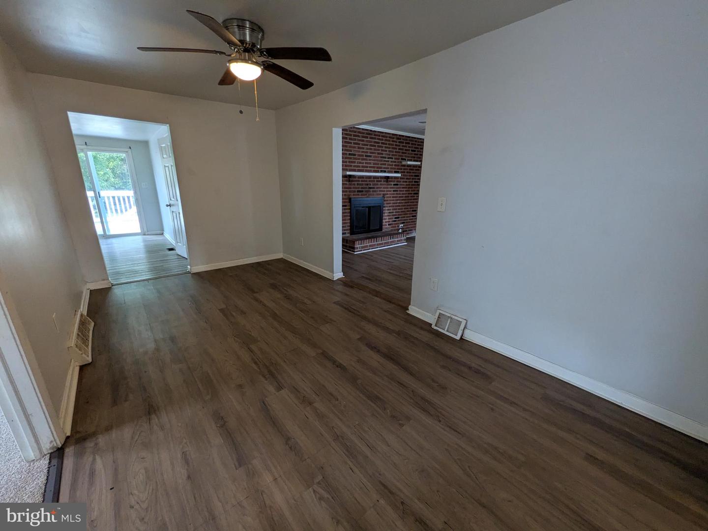 860 Velde Ave Property Photo 8