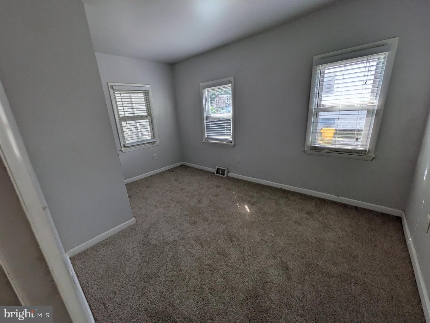 860 Velde Ave Property Photo 9