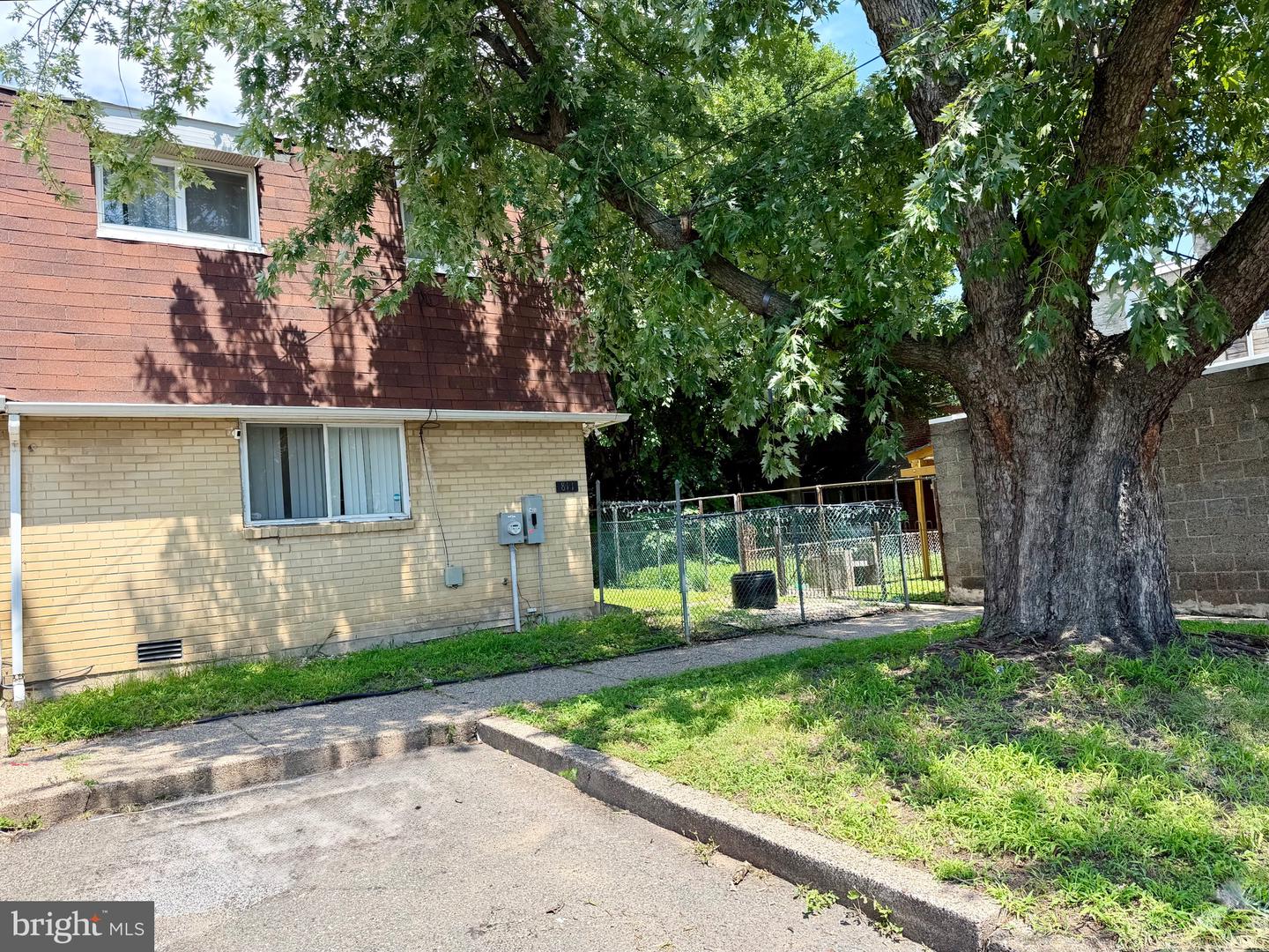 811 Lansdowne Avenue Property Photo 1